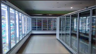 Paseo comercial del supermercado de la puerta de cristal en un refrigerador más fresco de la exhibición de la leche de la bebida