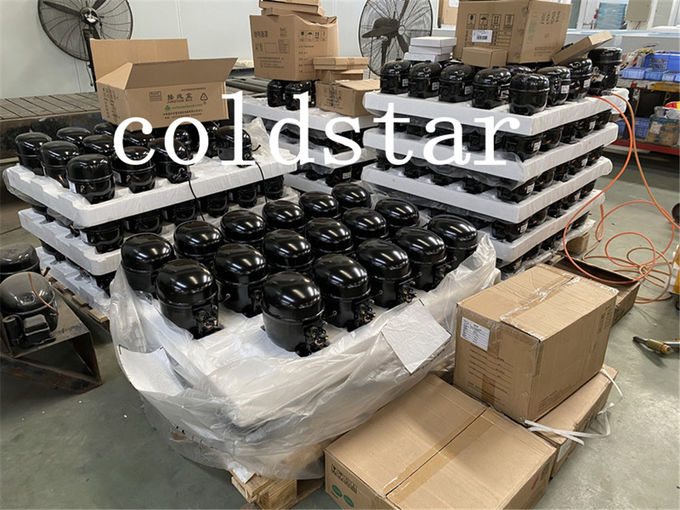 La expendidora automática comercial del hielo del cubo del uso al aire libre empaquetó el compartimiento 4 del almacenaje del hielo